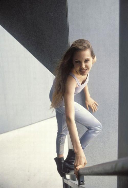 angelina-jolie-19-years-old-3-1